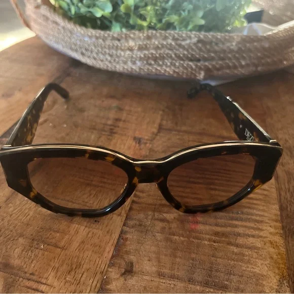 DEZI | Accessories | Dezi Charge It Tortoiseshell Sunglasses  display picture 2